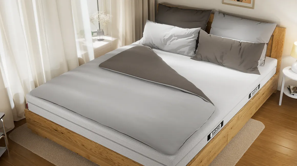 Photo: A double duvet in bedding measuring 200x220 and four pillows lie on a double bed.