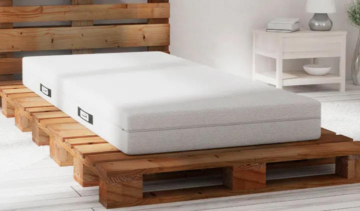 Eine BODYGUARD Matratze liegt auf einem Bett aus Paletten.