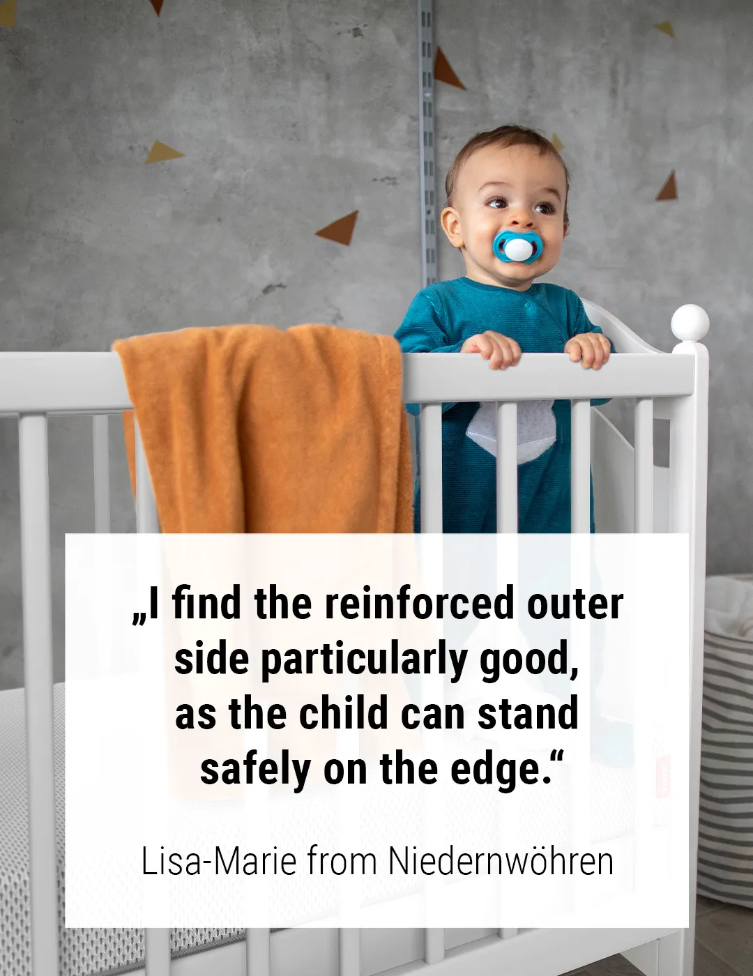 Baby stands in cot on the BODYGUARD® Kids Mattress. Text: "I particularly like the reinforced outer side, as the child can stand safely on the edge." Lisa-Marie from Niedernwöhren	