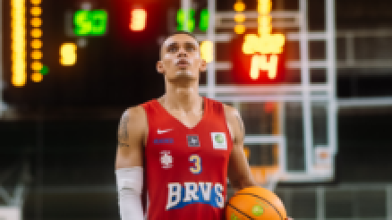 Photo: A player of the Berlin Braves holds a basketball.