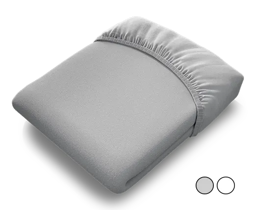 Das BODYGUARD® Kinder-Spannbettlaken aufgezogen auf der BODYGUARD® Kindermatratze, die in einem Kinderbett liegt. Zoom auf das Laken in der weißen Farbvariante. Text: Erhältlich in Silber oder Weiß