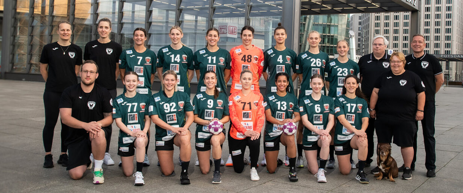 Photo: The Spreefüxxe women's team standing and kneeling in two rows on Potsdamer Platz.