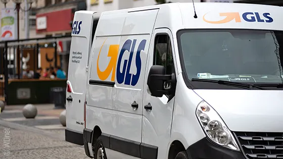 Ein GLS-Liefertransporter