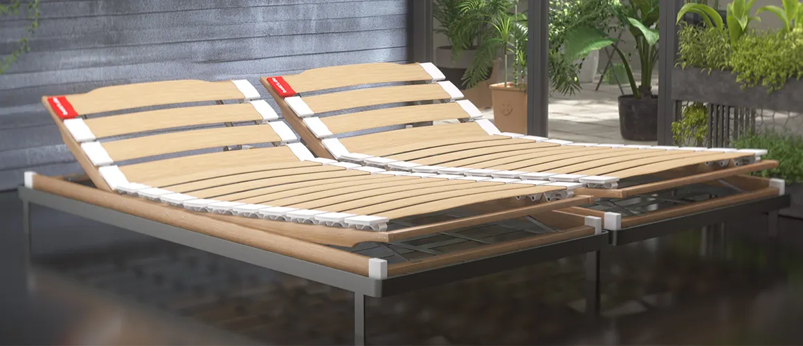 In einem überbreiten Bett 240x200 cm liegen zwei Lattenroste 120x200 cm mit aufgestelltem Kopfteil.