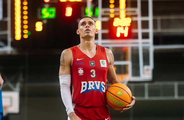 Photo: A player of the Berlin Braves holds a basketball.