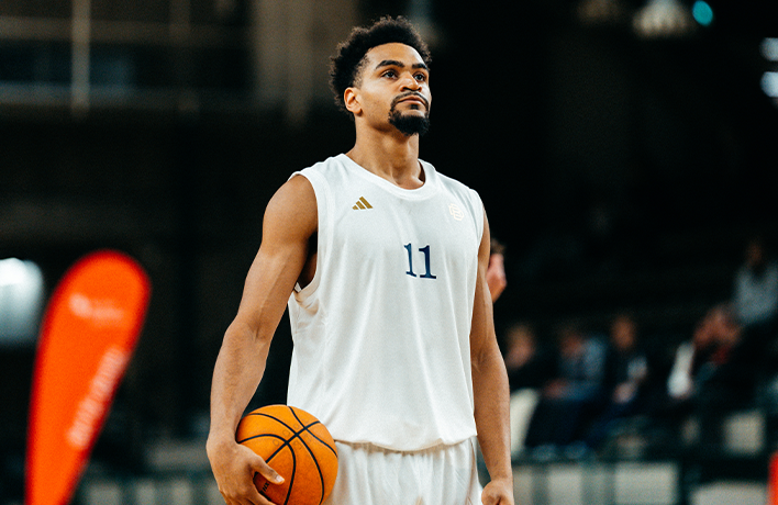 Photo: A player of the Berlin Braves holds a basketball.