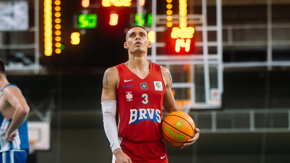 Photo: A player of the Berlin Braves holds a basketball.