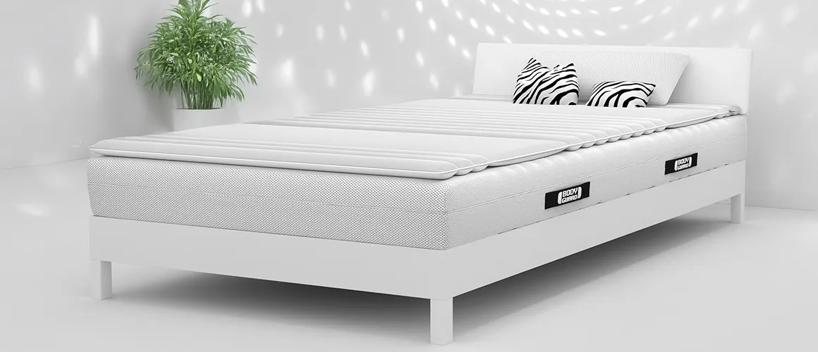 The 140x200 cm topper lies on a French bed.