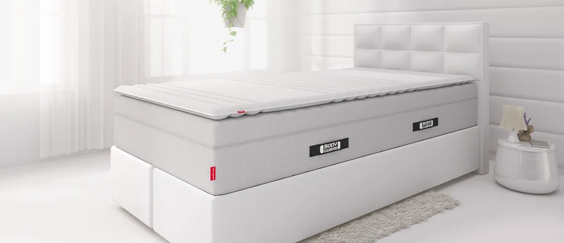 BODYGUARD Boxspring Matratze mit BODYGUARD Topper 80x200 cm auf einem weißen Boxspringbett