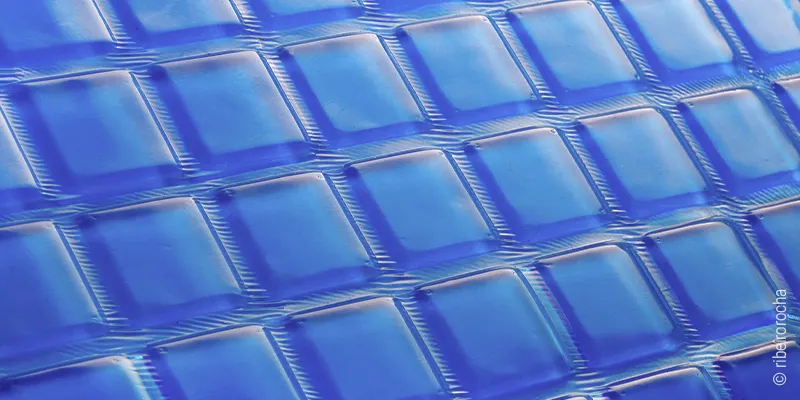 Nahaufnahme eines Gel-Topper 80x200 cm mit quadratischen Strukturelementen