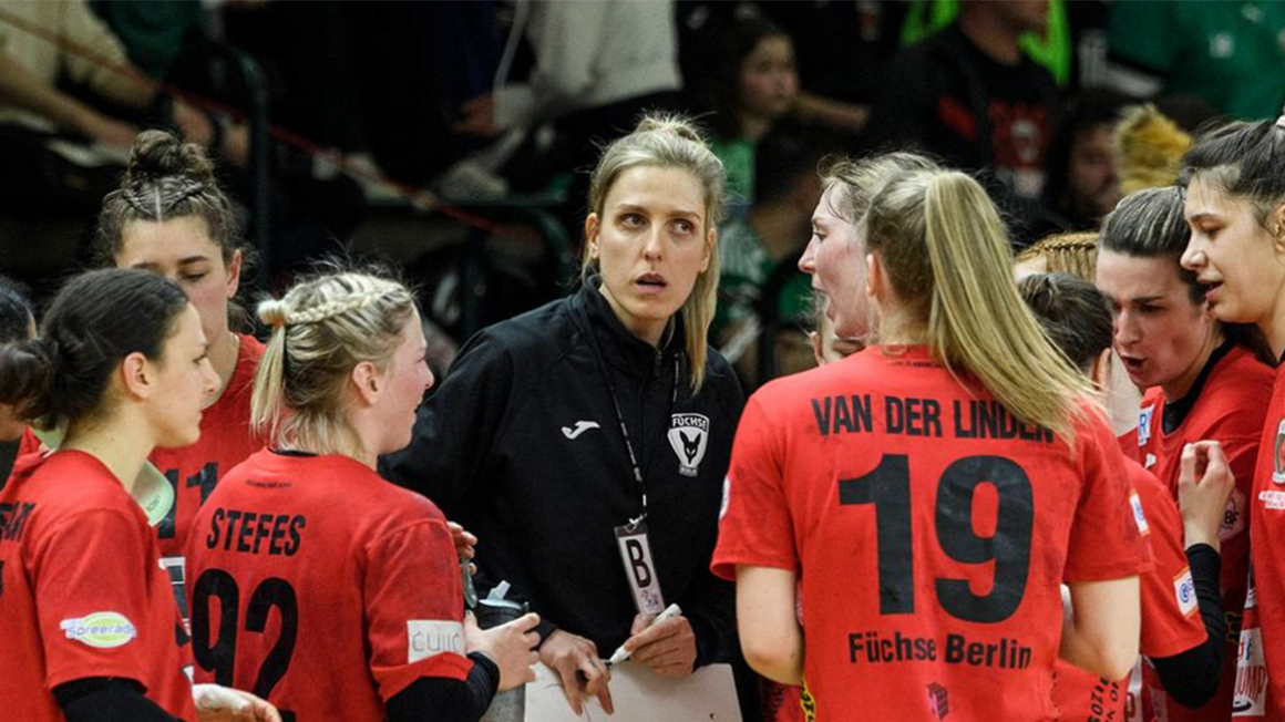 Photo: The players of the Spreefüxxes stand with their mouths wide open in front of their coach on the sidelines.