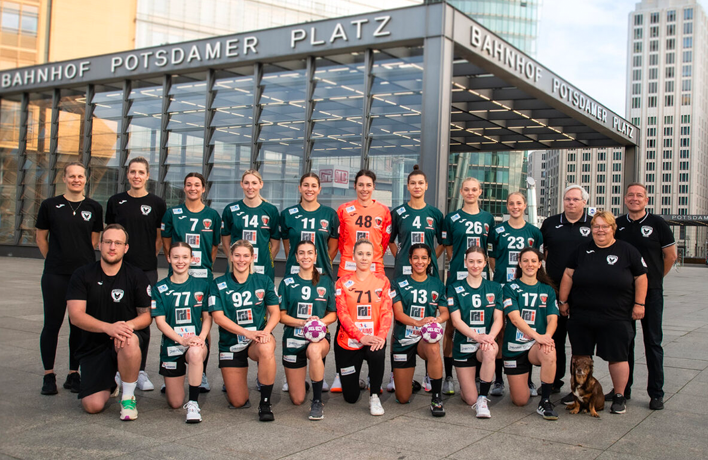 Photo: The Spreefüxxe women's team standing and kneeling in two rows on Potsdamer Platz.