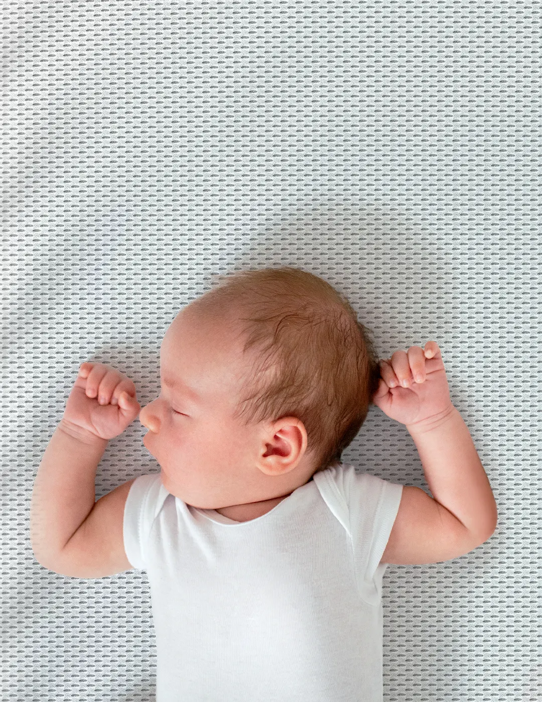 Baby in Gitterbett