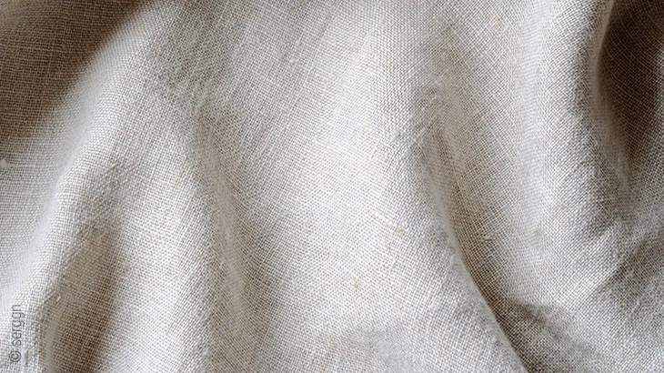 Nahaufnahme eines Spannbettlaken 180x200 aus Leinen.