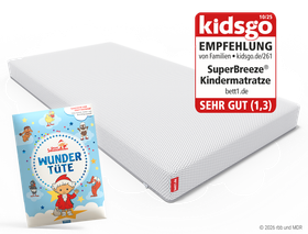 Die SuperBreeze Kindermatratze. Links eine Unser Sandmännchen Wundertüte. Siegel: kidsgo