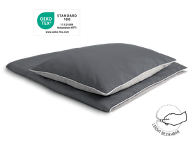 Die SOFT BREEZE® Satin-Bettwäsche bezogen auf einer zusammengelegten Bettdecke mit einem Kissen darauf. Das Oeko-Tex® Siegel. Illustration einer Hand, die einen Reißverschluss schließt. Text: leicht beziehbar	