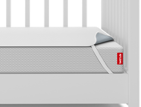 The SuperBreeze® Kids Mattress with moisture protection for children's mattresses lies in a baby bed.