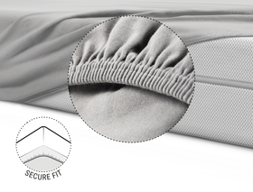  Half of the BODYGUARD® mattress is covered with the jersey fitted sheet in silver. Zoom on the reinforced and elasticated hem. Illustration showing the underside of the mattress over which the hem of the sheet is pulled. Text: secure hold