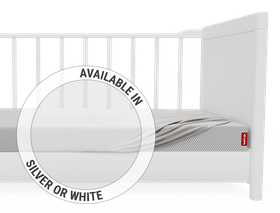 The BODYGUARD® children's fitted sheet stretched over the SuperBreeze® Kids Mattress in a cot. Zoom on the sheet in the white colour version. Text: Available in silver or white