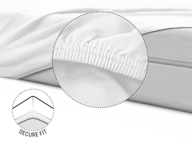  Half of the BODYGUARD® mattress is covered with the jersey fitted sheet in white. Zoom on the reinforced and elasticated hem. Illustration showing the underside of the mattress with the hem of the sheet pulled over it. Text: secure hold	