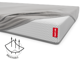  The SuperBreeze® Kids Mattress covered except for one corner with the children's fitted sheet in silver. Illustration of the fabric with three arrows running through it. Text: breathable
