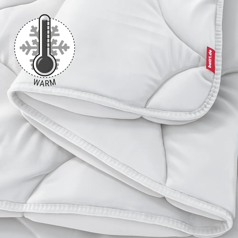 Die zusammengefaltete BODYGUARD Winterdecke warm. Illustration eines Thermometers, das eine hohe Temperatur zeigt. Text: warm