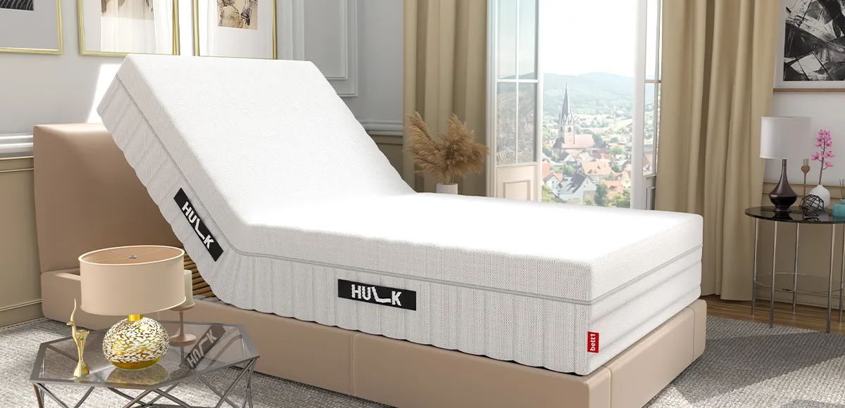 Das HULK Steuerungselement in einem Bettgestell im Schlafzimmer.