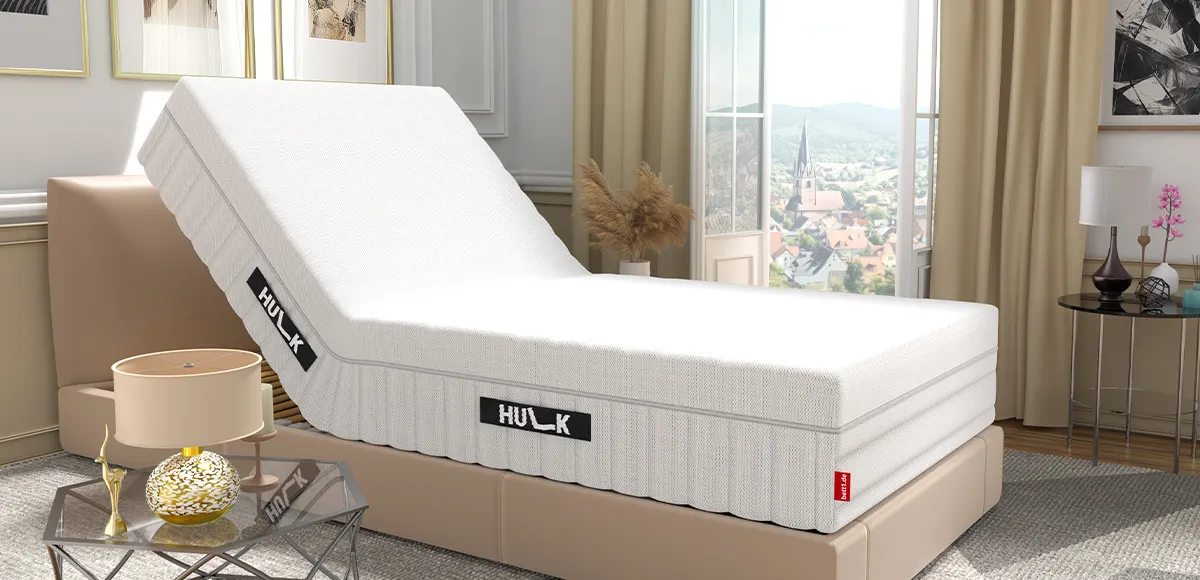 Das HULK Steuerungselement in einem Bettgestell im Schlafzimmer.