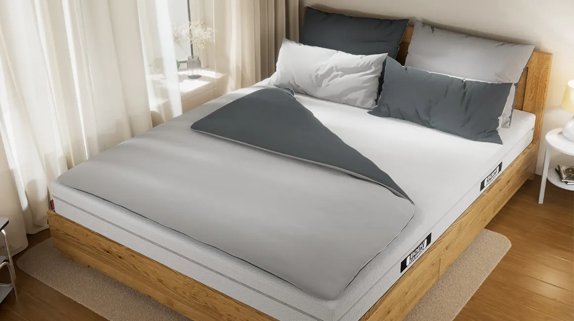 Photo: A double duvet in bedding measuring 200x220 and four pillows lie on a double bed.