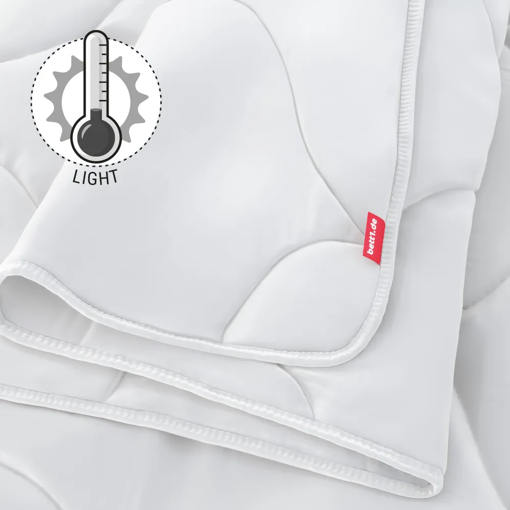 The folded BODYGUARD Summer Duvet lightweight. Illustration of a thermometer showing a low temperature. Text: light