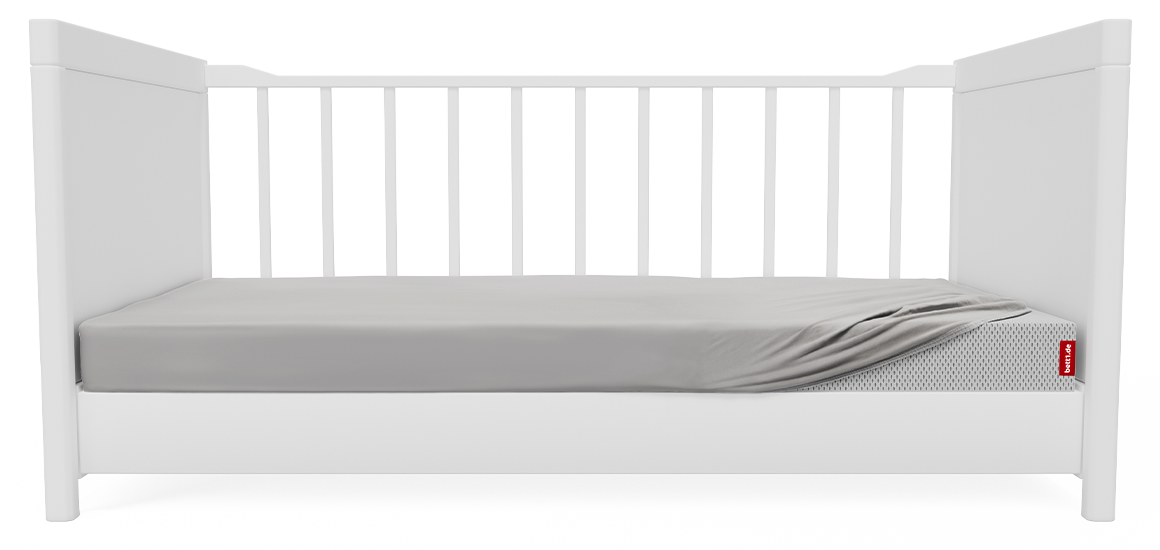 Seitenansicht eines Kinderbetts mit der SuperBreeze Kindermatratze, die mit dem BODYGUARD Kinder-Spannbettlaken 70x140 cm bezogen ist.