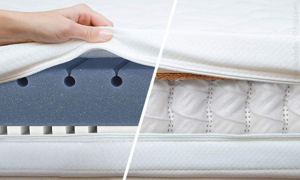Cross-section of two mattresses. On the left, the cold foam core of the BODYGUARD Anti-Kartell-Matratze; on the right, the core of an innerspring mattress with individually pocketed springs