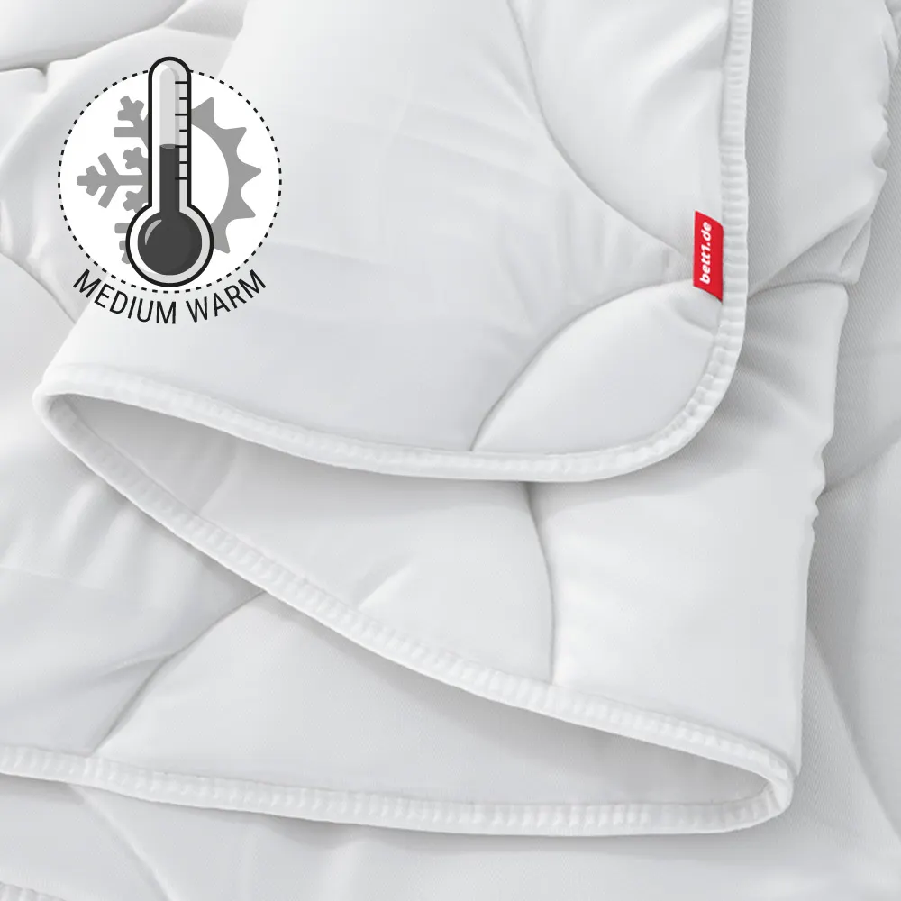 The folded BODYGUARD All-Season Duvet medium-warm. Illustration of a thermometer showing a medium temperature. Text: medium-warm