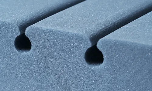 Close-up of the mattress core of a BODYGUARD mattress made from QXSchaum® Mattress Foam with ergonomic cuts