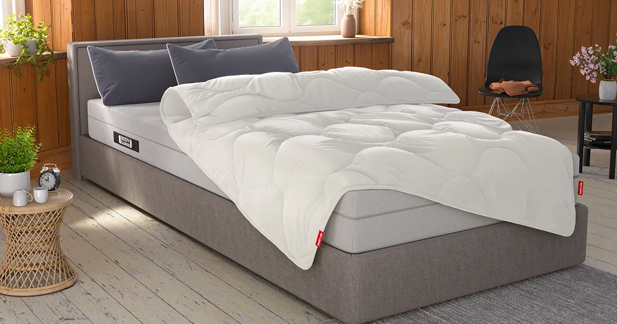 Bright bedroom with wood-panelled walls: A BODYGUARD Duvet 135x200 cm lies on a narrow single bed.