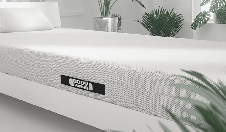 Die BODYUARD Anti-Kartell-Matratze liegt in einem Bett.