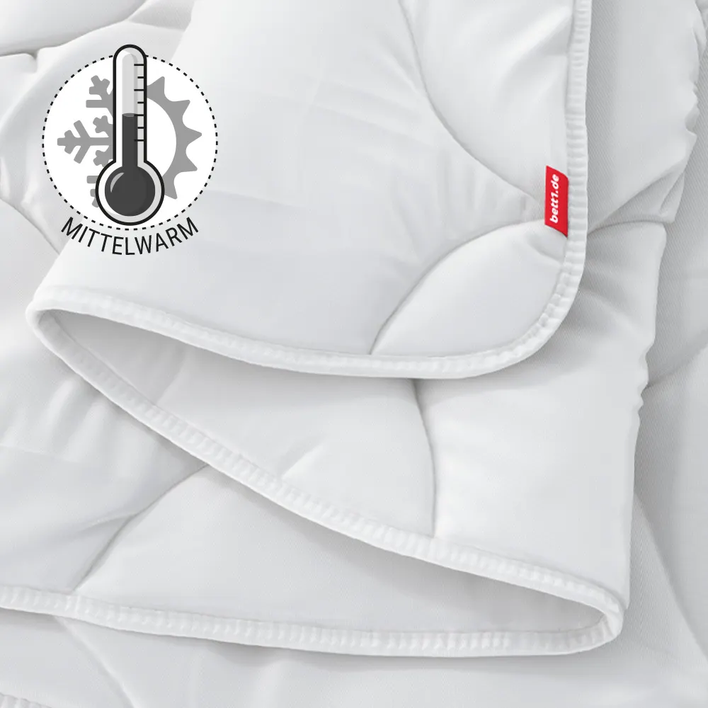Die zusammengefaltete BODYGUARD Ganzjahresdecke mittelwarm. Illustration eines Thermometers, das eine mittlere Temperatur zeigt. Text: mittelwarm