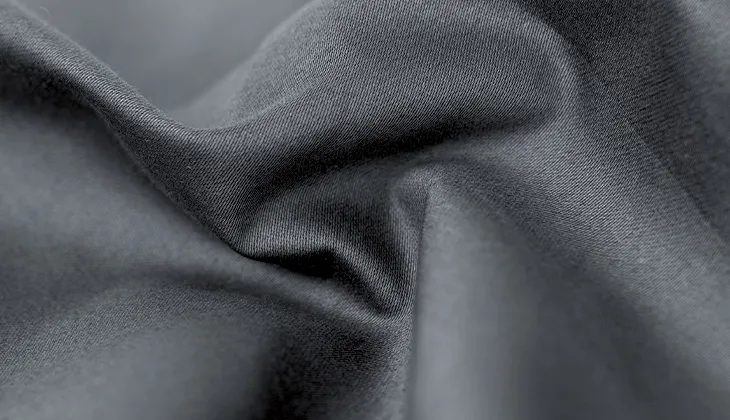 Foto: Nahaufnahme des glatten Bezugsstoffs der SOFT BREEZE Satin Bettwäsche.