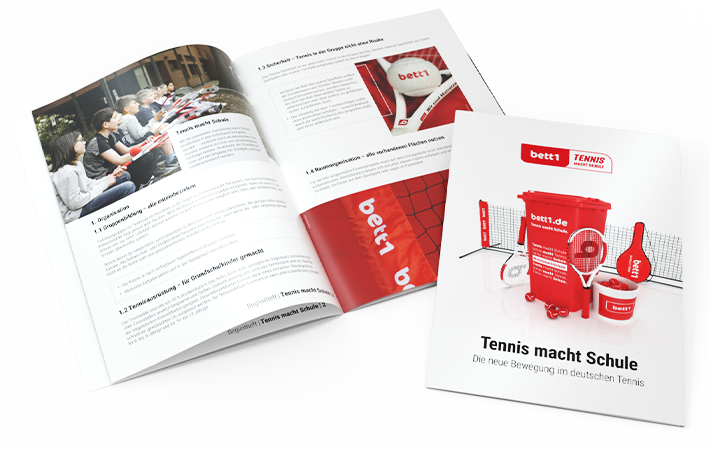 Zwei Begleithefte zur Initiative „Tennis macht Schule“. Das linke ist aufgeschlagen, das rechte geschlossen.