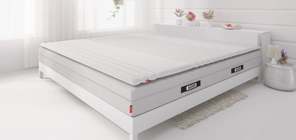 Photo: A large 200x200 cm topper lies on a king-size mattress.