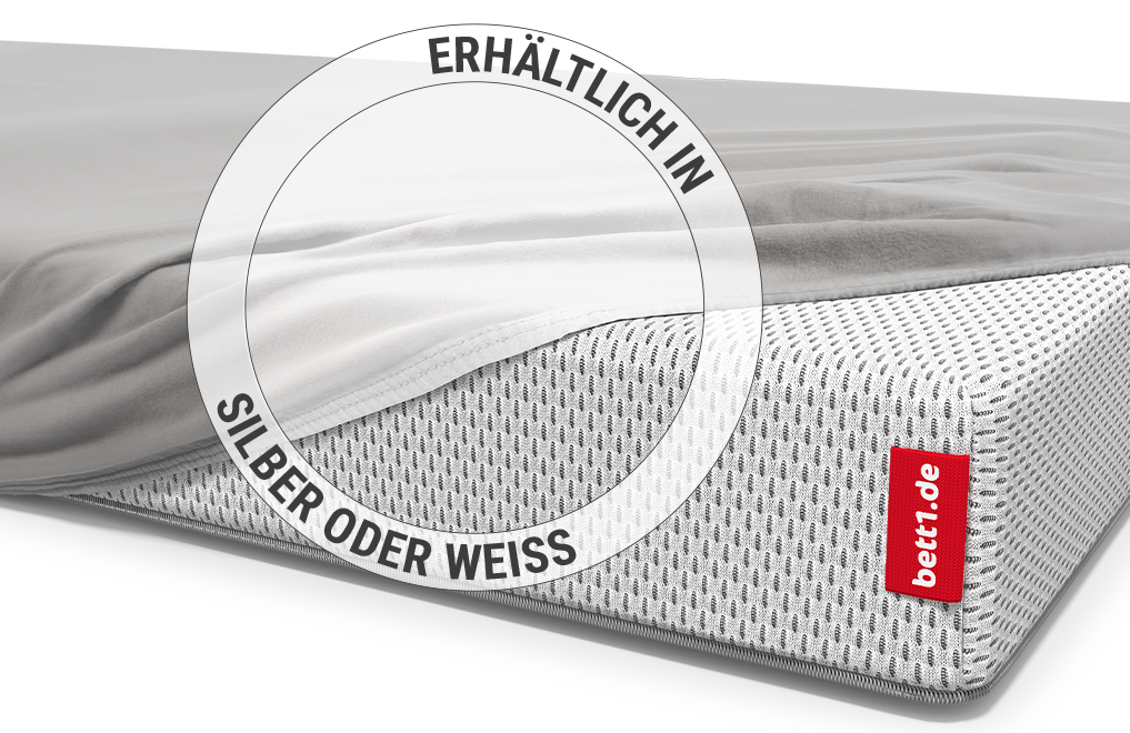 Die BODYGUARD® Kindermatratze ist bis auf eine Ecke mit dem Kinder-Spannbettlaken in Silber bezogen. Zoom auf das Laken in der weißen Farbvariante.  Text: Erhältlich in Silber oder Weiß