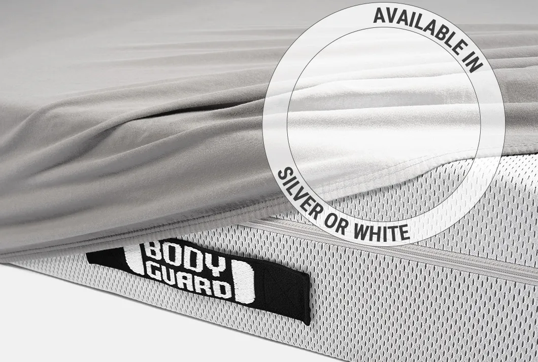  Half of the BODYGUARD® mattress is covered with the jersey fitted sheet in silver. Zoom on the sheet in the white colour version. Text: Available in silver or white	