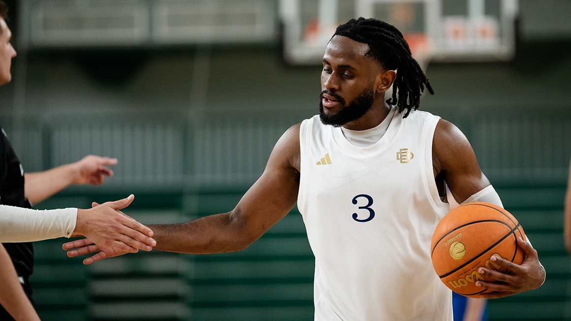 Photo: A player of the Berlin Braves holds a basketball.
