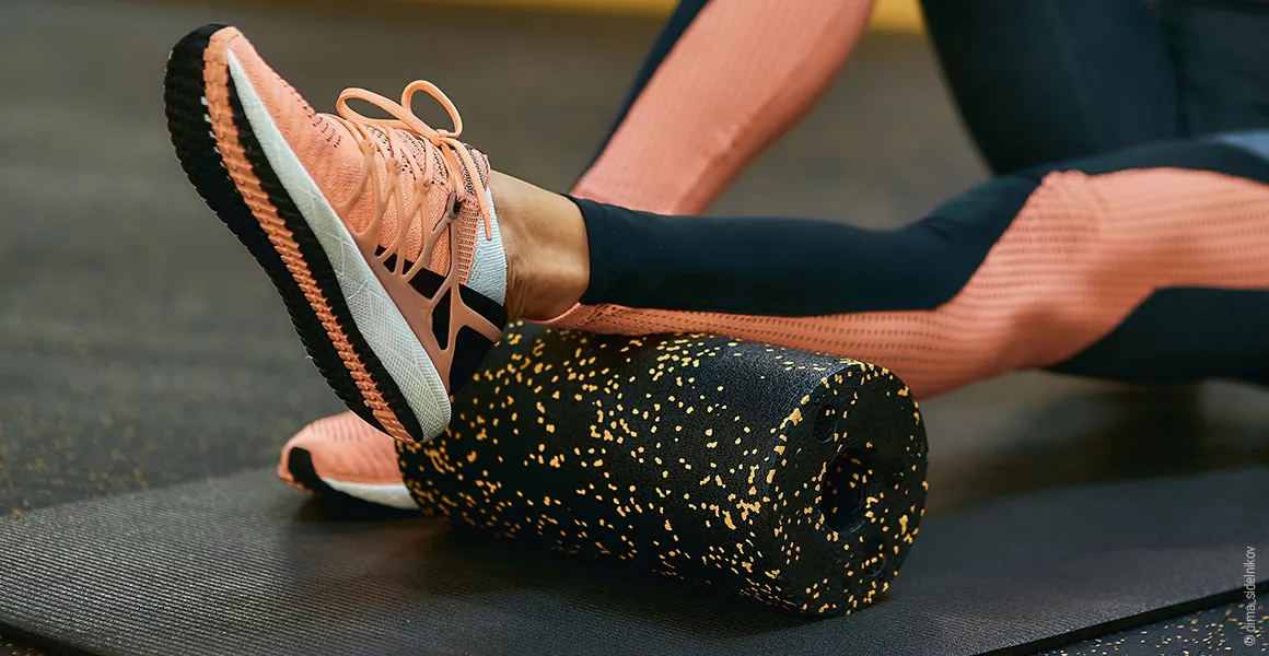 Photo: A Black Role lies on a training mat with one leg resting on it.