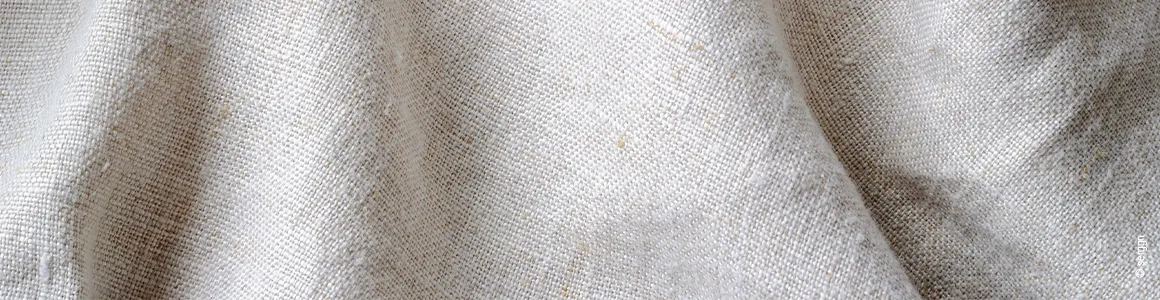 Close-up: Linen bed sheet