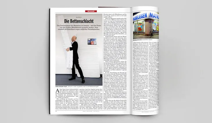 Grafik: eine aufgeschlagene Zeitschrift. Auf dem Foto bett1-Gründer Adam Szpyt. Text: Die Bettenschlacht