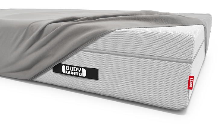 Die BODYGUARD Boxspring Matratze ist bis auf eine Ecke bezogen mit dem BODYGUARD Spannbettlaken extra hoch.