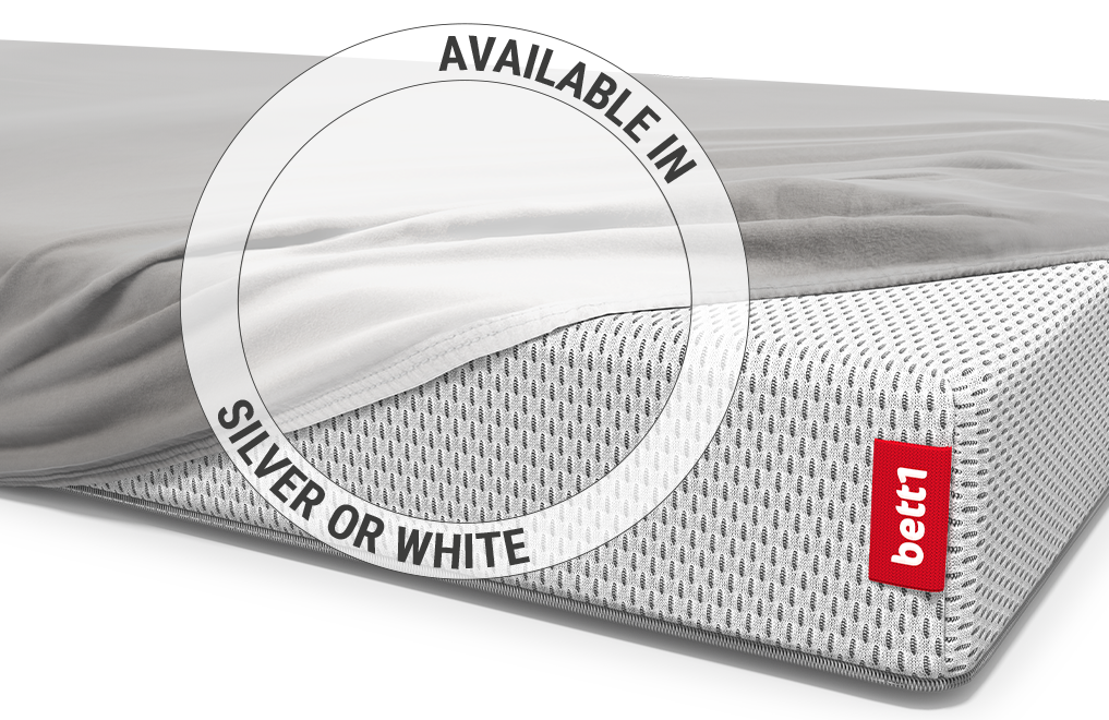  All but one corner of the BODYGUARD® children's mattress is covered with the children's fitted sheet in silver. Zoom on the sheet in the white colour version.  Text: Available in silver or white