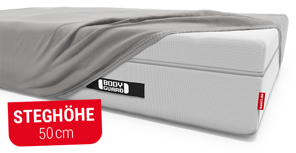 Die BODYGUARD Boxspring Matratze 180x220 cm, halb bezogen mit einem BODYGUARD Spannbettlaken extra hoch. Text: Steghöhe 50 cm