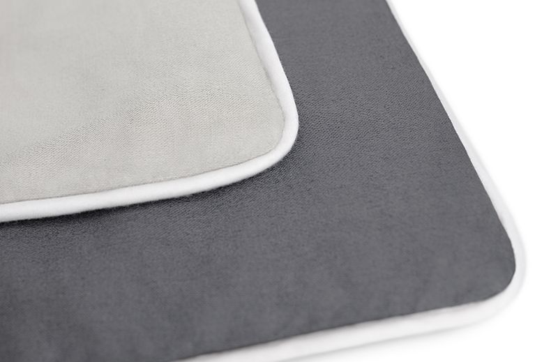The SOFT BREEZE® Satin Bed Linen: one corner of the light silver side lies on the dark anthracite-coloured side.